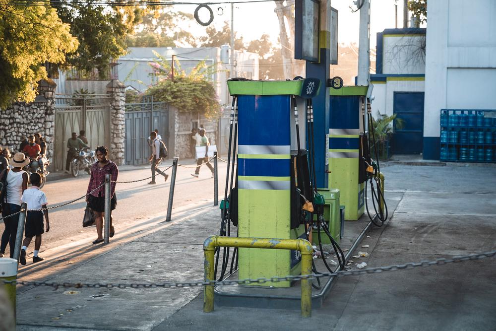 Una gasolinera de Puerto Príncipe, cerrada por falta de combustible. Una gasolinera de Puerto Príncipe, cerrada por falta de combustible.