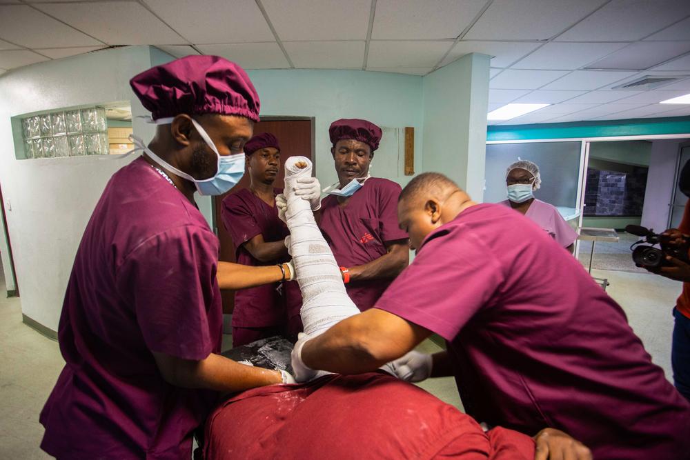 El equipo médico del hospital de Tabarre atiende a un paciente herido durante el terremoto. El equipo médico del hospital de Tabarre atiende a un paciente herido durante el terremoto.