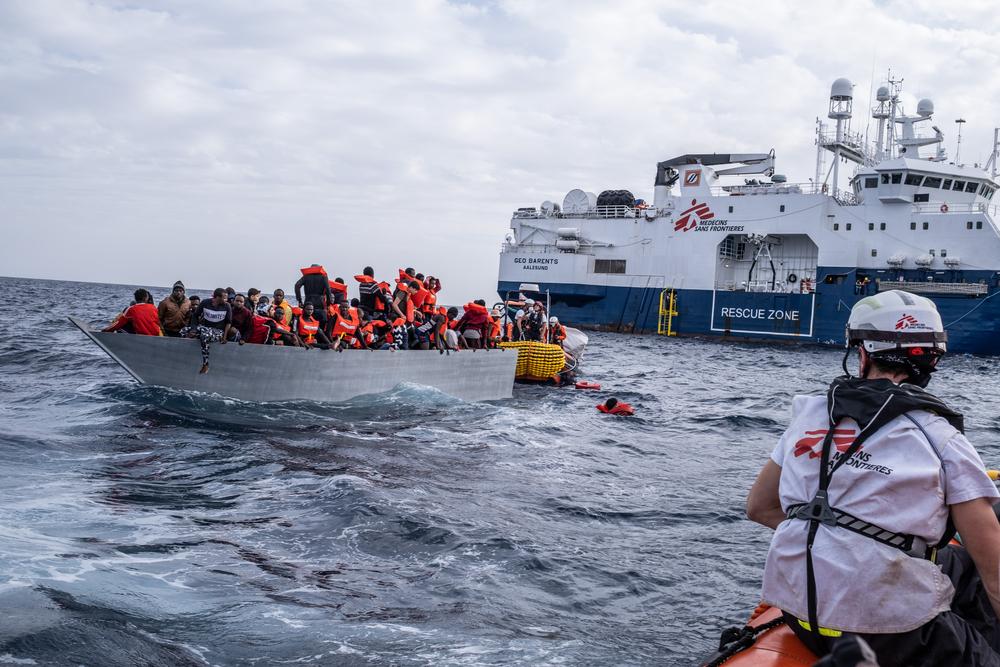 En pequeños grupos, las personas van siendo recogidas en las lanchas y llevadas al Geo Barents.