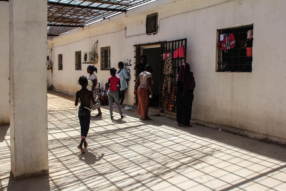 Mujeres y niños en un centro de detención libio. Mujeres y niños en un centro de detención libio.