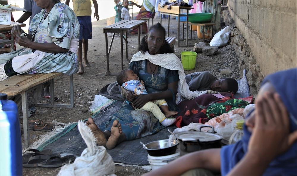 Haragu Masfem, de 40 años, madre de 5 niños, en el exterior de la escuela de Basin en Axum, una ciudad de Tigray central.