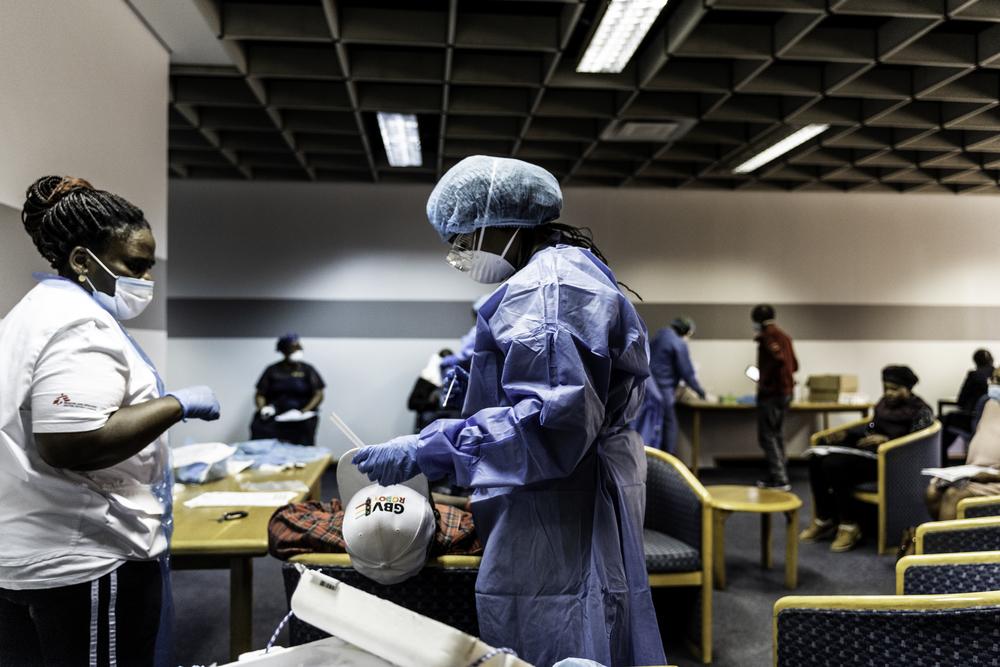 Una trabajadora de salud se prepara para tomar una muestra durante un evento masivo de detección y prueba de COVID-19 en Johannesburgo, Sudáfrica.