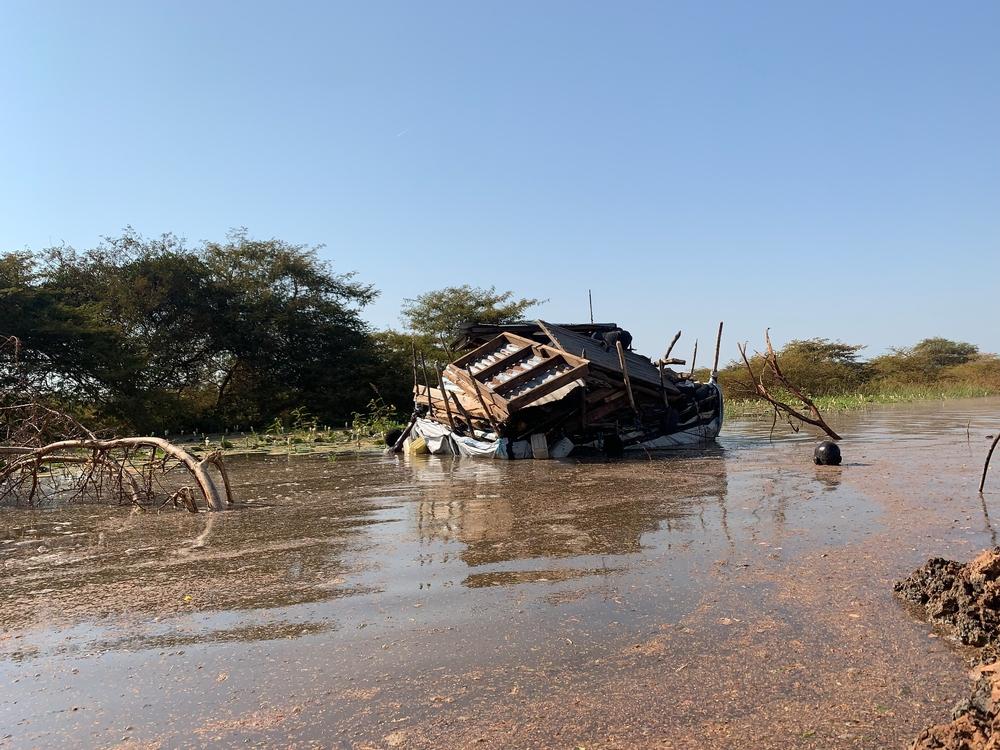 Dos hombres intentan alcanzar sus pertenencias, en la zona inundada de Bentiu, estado de Unity, Sudán del Sur.