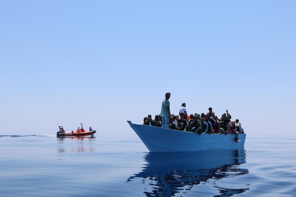 12 de junio de 2021. Nuestros equipos llevan a cabo el primer rescate del día, una barca con 93 personas a bordo.