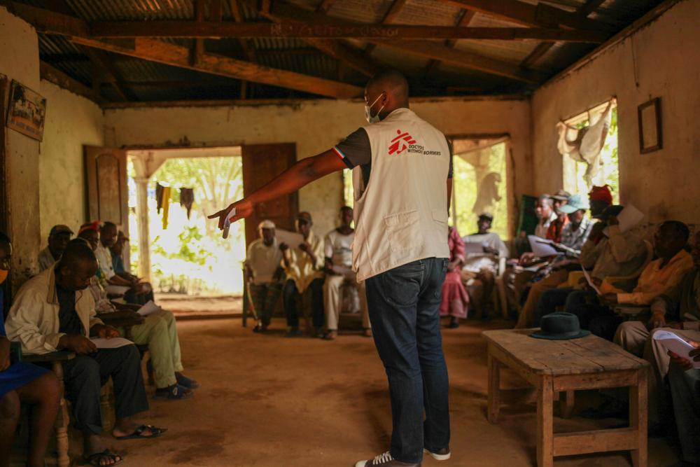 Ambebila Jude, enfermero de MSF, explica a los líderes comuntarios del pueblo de Mbakwa Supe los principios de MSF y los servicios que ofrecen nuestros equipos. Suroeste de Camerún. Ambebila Jude, enfermero de MSF, explica a los líderes comuntarios del pueblo de Mbakwa Supe los principios de MSF y los servicios que ofrecen nuestros equipos. Suroeste de Camerún.