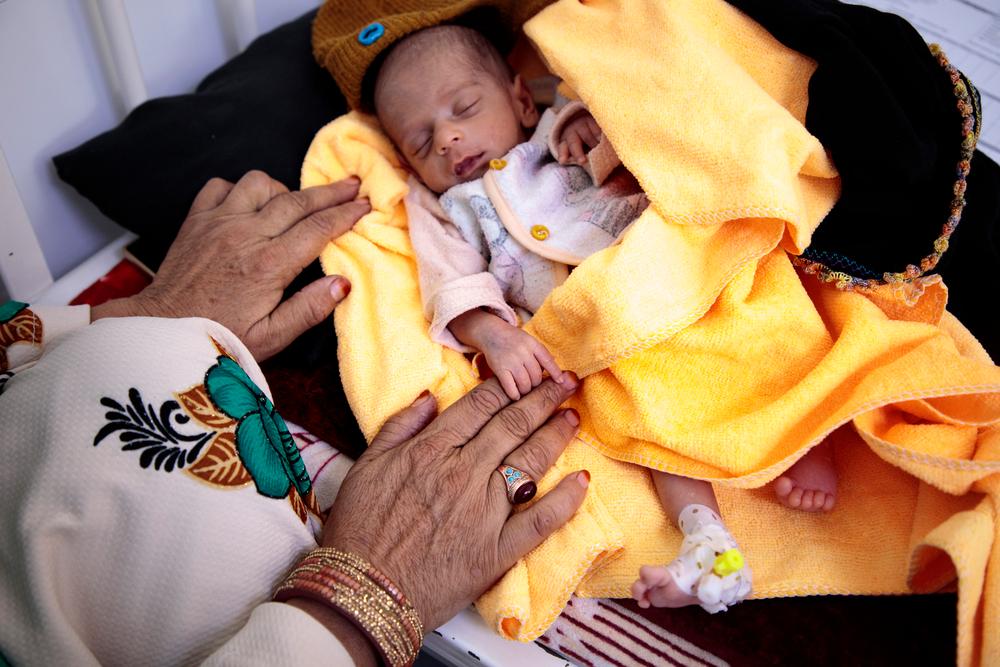 Recién nacido prematuro en el centro de alimentación terapéutica del hospital de Herat, Afganistán.