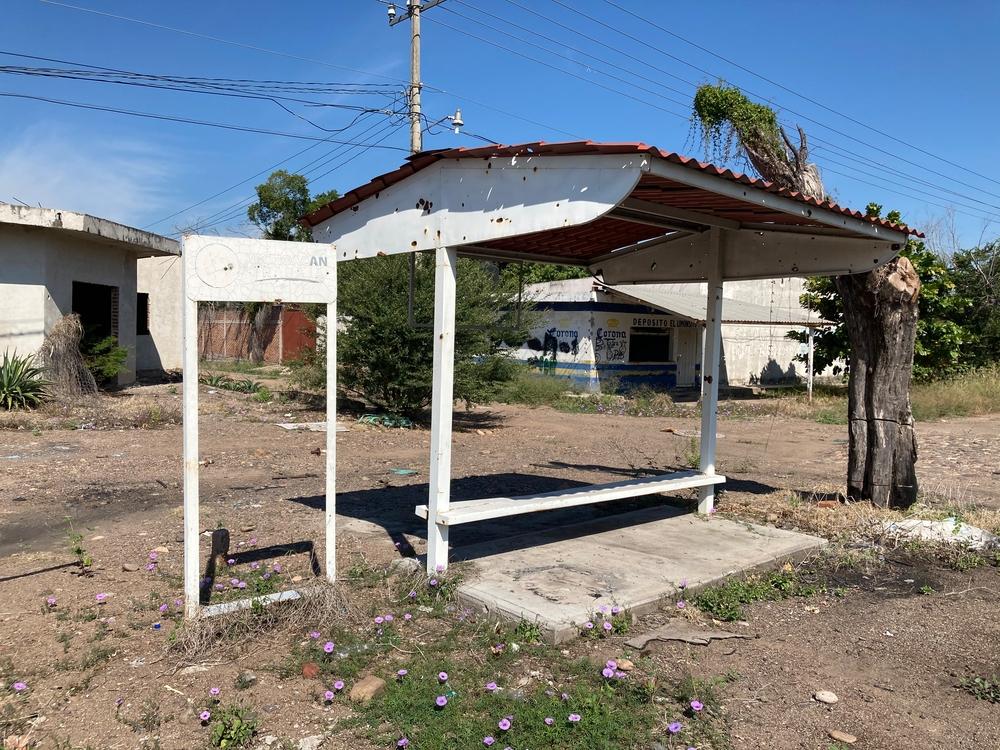 Algunas comunidades de Michoacán son escenarios de batalla. Las casas y paradas de autobuses dan cuenta de las constantes balaceras entre diferentes actores armados. Algunas comunidades de Michoacán son escenarios de batalla. Las casas y paradas de autobuses dan cuenta de las constantes balaceras entre diferentes actores armados.