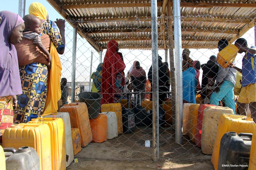 Cola para conseguir agua en los puntos de agua en Pulka. Cola para conseguir agua en los puntos de agua en Pulka.