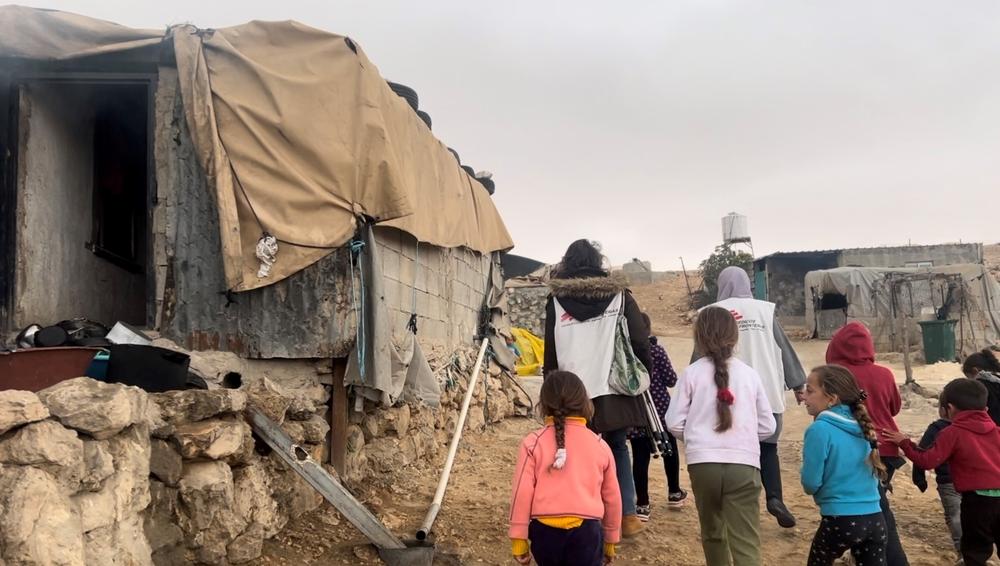 Isfaya al Fouqa-Masafer Yatta -El equipo de MSF camina con los niños de un pueblo que ha recibido órdenes de demolición.