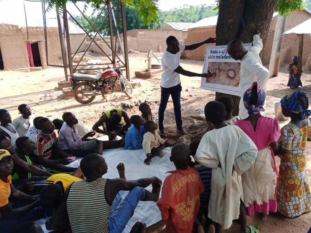 Los miembros de la comunidad participan en una formación sobre prácticas de minado más seguras. Zamfara, Nigeria. Los miembros de la comunidad participan en una formación sobre prácticas de minado más seguras. Zamfara, Nigeria.