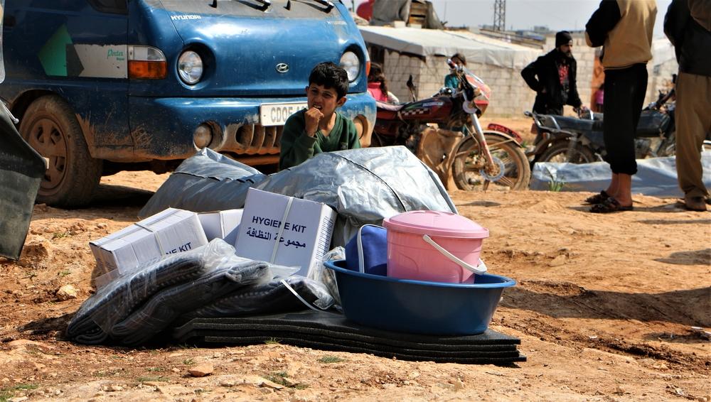 MSF distribuye tiendas y kits a los desplazados en el área de Al habeet, Deir Hassan, Siria.