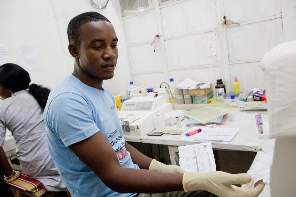 Un técnico del laboratorio de MSF en Anka, donde se miden los niveles de plomo en sangre. Un técnico del laboratorio de MSF en Anka, donde se miden los niveles de plomo en sangre.