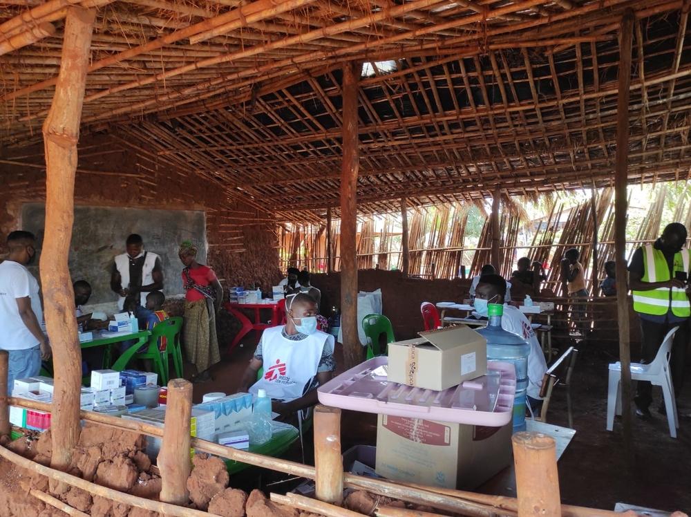 Nuestro equipo brinda consultas médicas a las personas recién desplazadas por la violencia en el distrito de Meluco, en la provincia de Cabo Delgado, Mozambique.