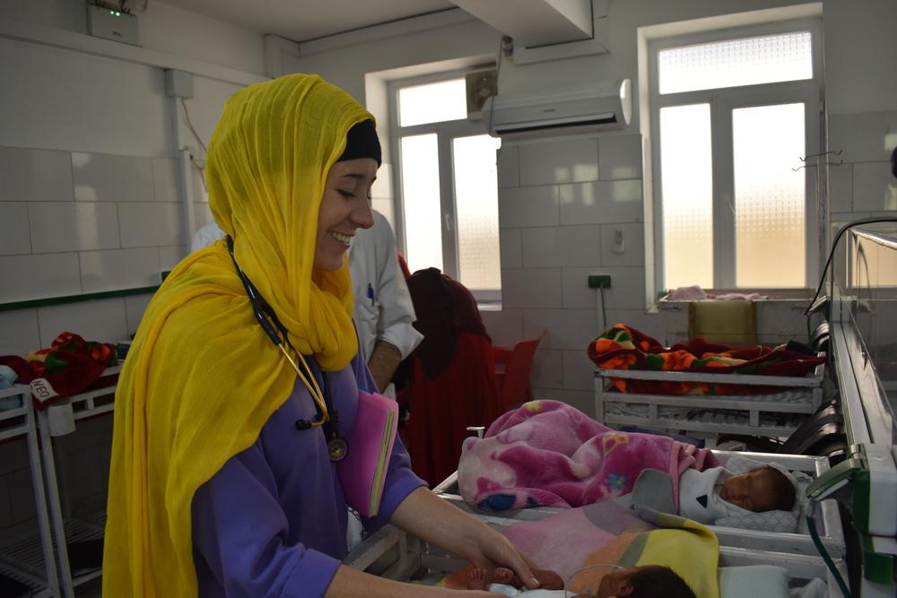 Kimberly, enfermera supervisora, examina a un bebé en la unidad de neonatos de la maternidad de MSF en Jost, Afganistán. 14 de octubre de 2019. Kimberly, enfermera supervisora, examina a un bebé en la unidad de neonatos de la maternidad de MSF en Jost, Afganistán. 14 de octubre de 2019.