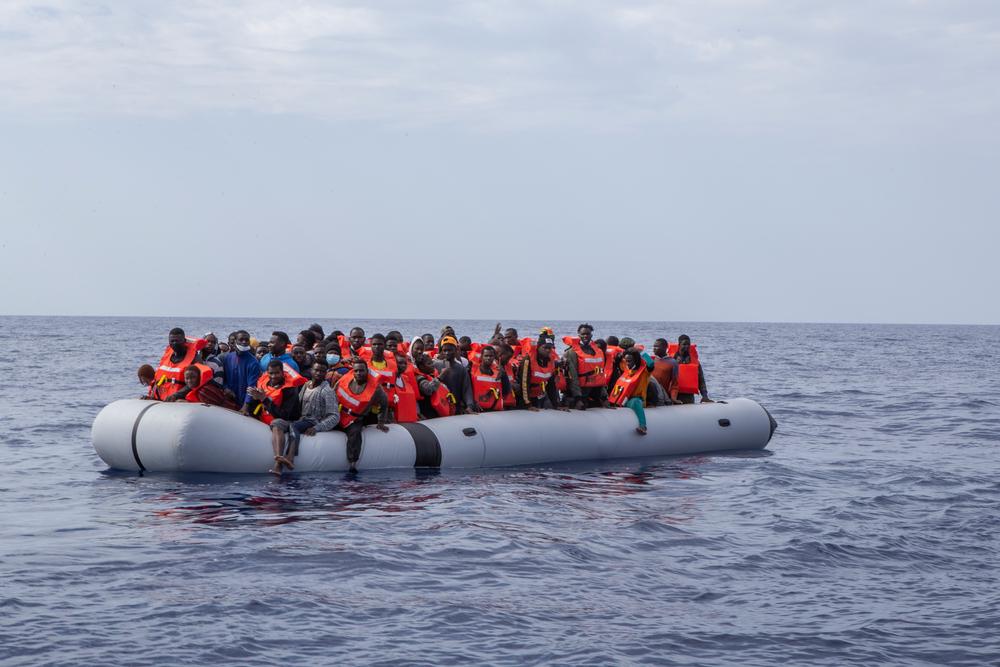Las personas a bordo de esta balsa fueron rescatadas por el Geo Barents en mayo de 2022.