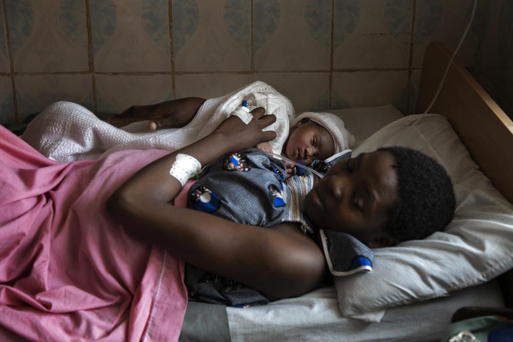 Loveline posa con su bebita, que nació esa misma mañana en el hospital Mary Soledad de Bamenda, apoyado por MSF en el noroeste de Camerún. 14 de marzo de 2020.