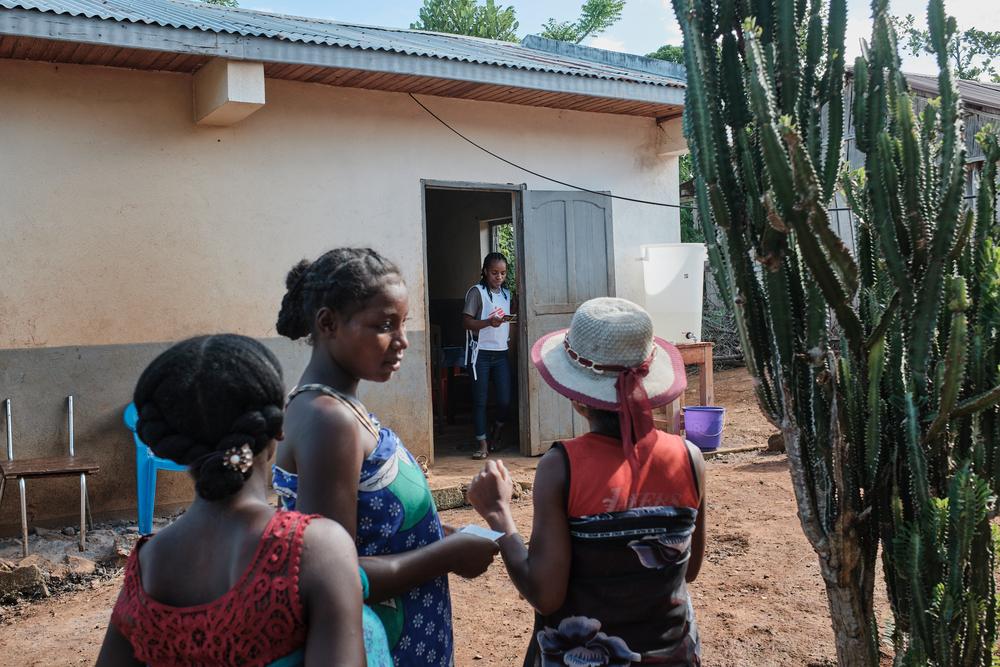 Teotine, trabajadora de MSF llama a los pacientes para su consulta en el centro de salud de Ambodrian i’Sahafary. Teotine, trabajadora de MSF llama a los pacientes para su consulta en el centro de salud de Ambodrian i’Sahafary.