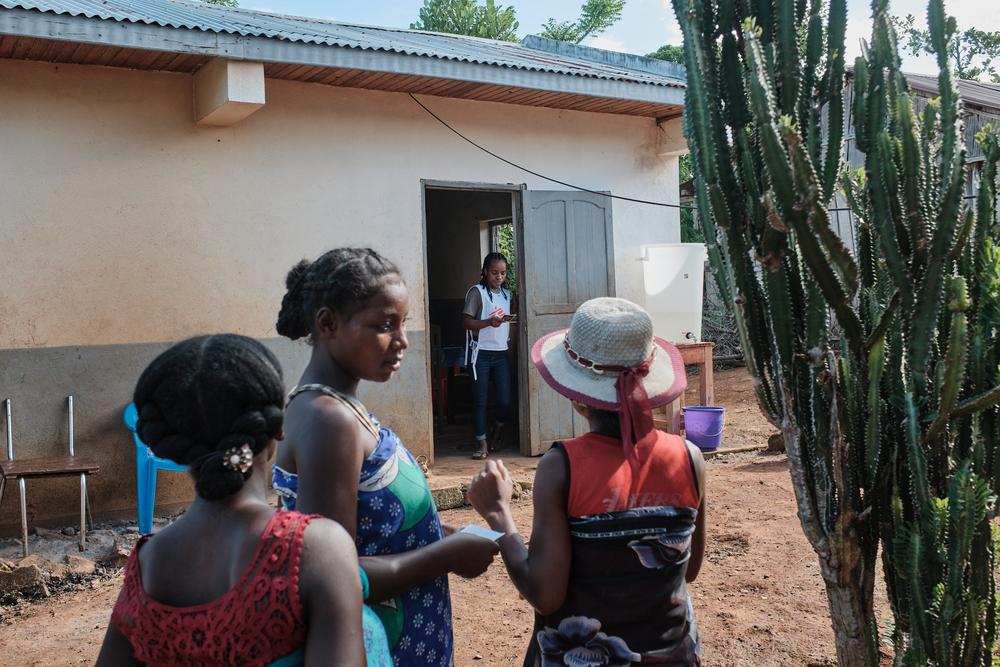 Teotine, trabajadora de MSF llama a los pacientes para su consulta en el centro de salud de Ambodrian i’Sahafary.