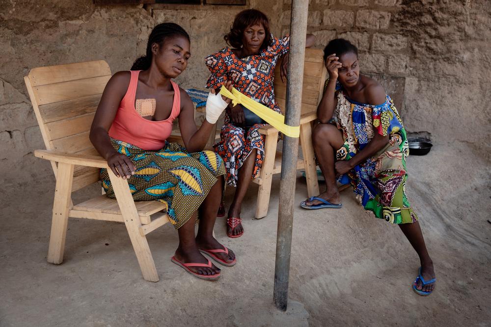 Aunque duele, France sigue practicando sus ejercicios de rehabilitación en casa, mientras charla con Claire y una vecina. “No puede ser que haya violencia y disparos todo el tiempo, la gente vive asustada”. Aunque duele, France sigue practicando sus ejercicios de rehabilitación en casa, mientras charla con Claire y una vecina. “No puede ser que haya violencia y disparos todo el tiempo, la gente vive asustada”.