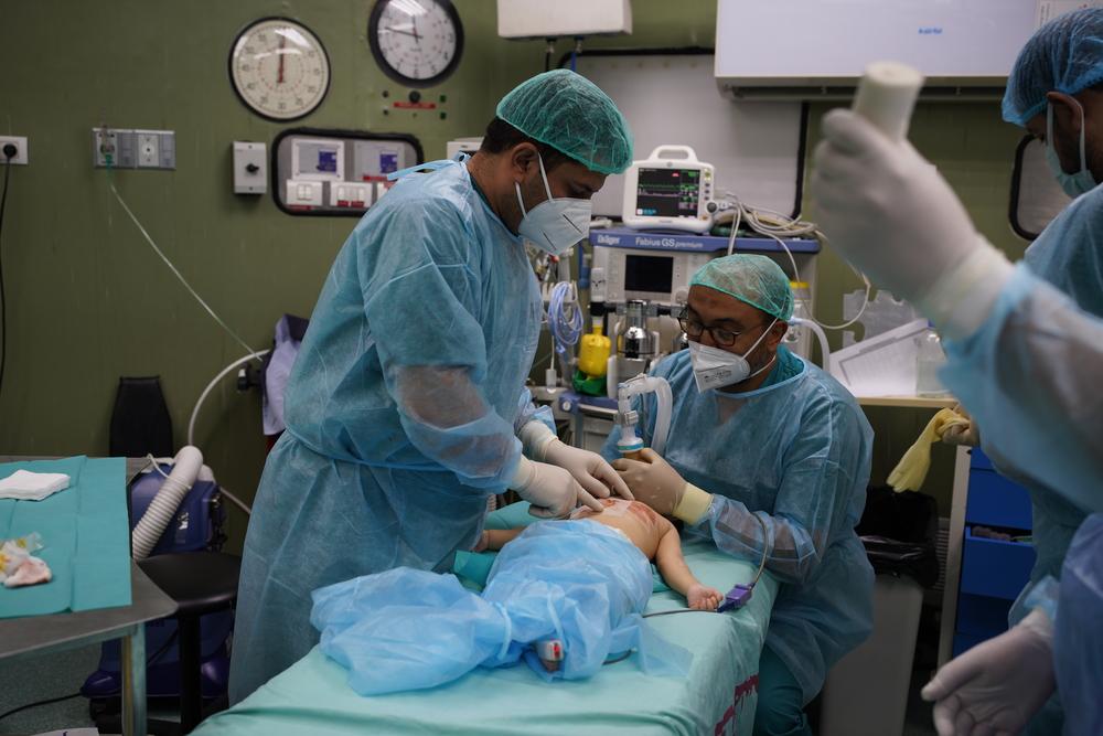 Equipo apoyado por MSF en la unidad de quemados de Al-Shifa, Gaza.