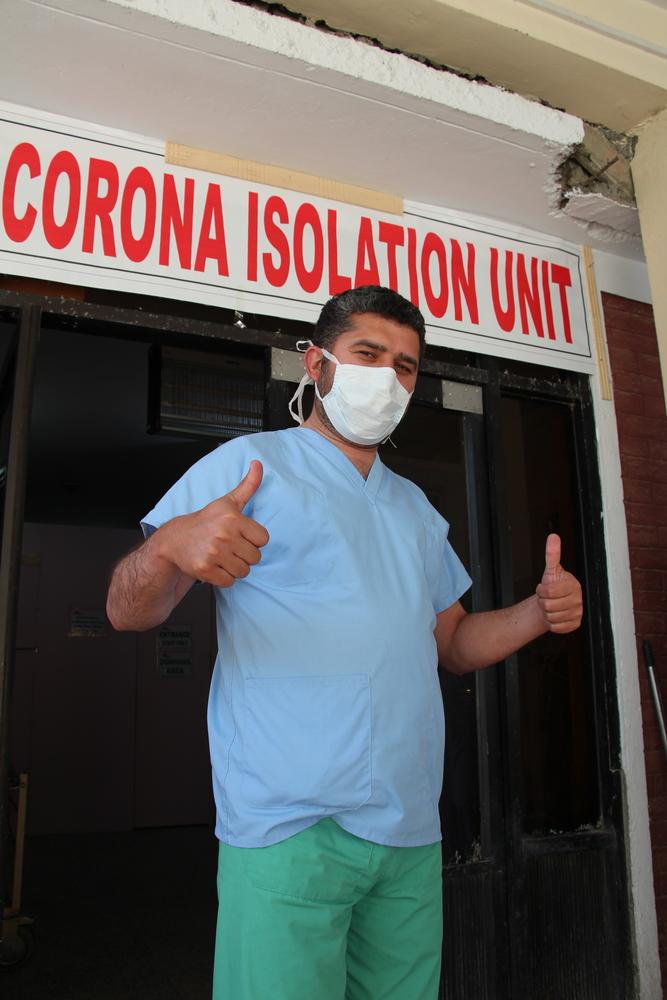 El doctor Umar Zaib en la entrada de la zona de aislamiento de COVID-19. Timergara, Pakistán. El doctor Umar Zaib en la entrada de la zona de aislamiento de COVID-19. Timergara, Pakistán.