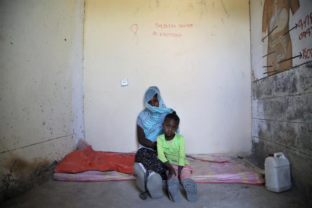 Leterbrhan* vive con su hija de 5 años en una pequeña habitación donde duermen 20 personas en la escuela de Abi Adi, un pueblo de Tigray central. Leterbrhan* vive con su hija de 5 años en una pequeña habitación donde duermen 20 personas en la escuela de Abi Adi, un pueblo de Tigray central.