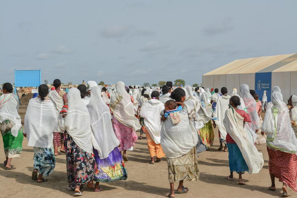 Procesión tras el ataúd de una mujer que se dirige a su entierro en el campo de Al-Tanideba.