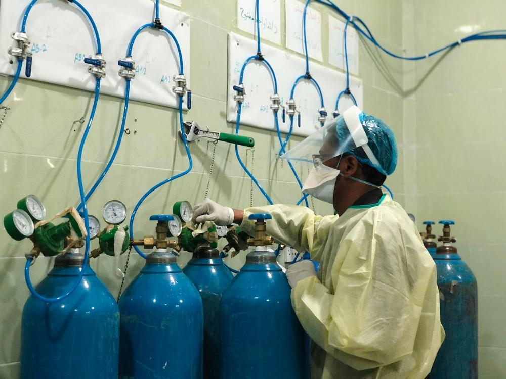 El oxígeno es un bien escaso en Yemen. Nuestro personal médico monitorea los suministros y los respiradores de la UCI del centro de tratamiento de COVID-19 en el hospital de Al-Gamhouria. El oxígeno es un bien escaso en Yemen. Nuestro personal médico monitorea los suministros y los respiradores de la UCI del centro de tratamiento de COVID-19 en el hospital de Al-Gamhouria.