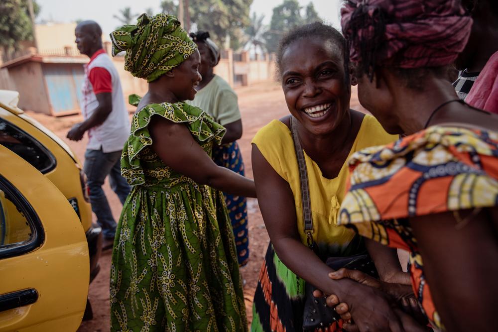 Claire es la hermana de France; la familia ha dormido en la puerta del hospital desde el primer día y, en las horas de visita, la han ayudado en todo. Hoy, se despiden de las otras familias. Claire es la hermana de France; la familia ha dormido en la puerta del hospital desde el primer día y, en las horas de visita, la han ayudado en todo. Hoy, se despiden de las otras familias.