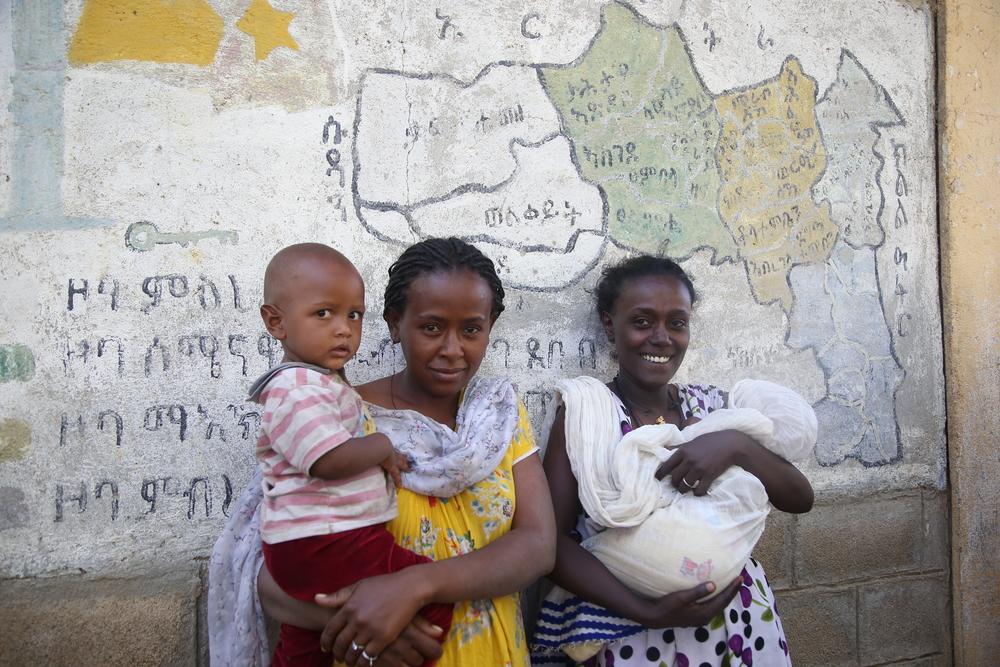 Sesel Gorohat, de Sheraro, con su hija de dos años y Salam, de Humera, con su bebé de cuatro meses. 