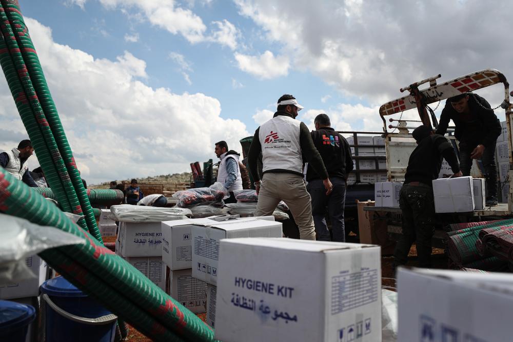 Distribución de artículos esenciales, como mantas kits de higiene, en un campo para desplazados en el noroeste de Siria, el 17 de marzo de 2020. Distribución de artículos esenciales, como mantas kits de higiene, en un campo para desplazados en el noroeste de Siria, el 17 de marzo de 2020.