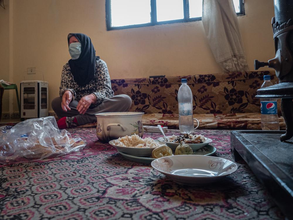 Fawziyya Al-Sahili en su comedor. Fawziyya Al-Sahili en su comedor.