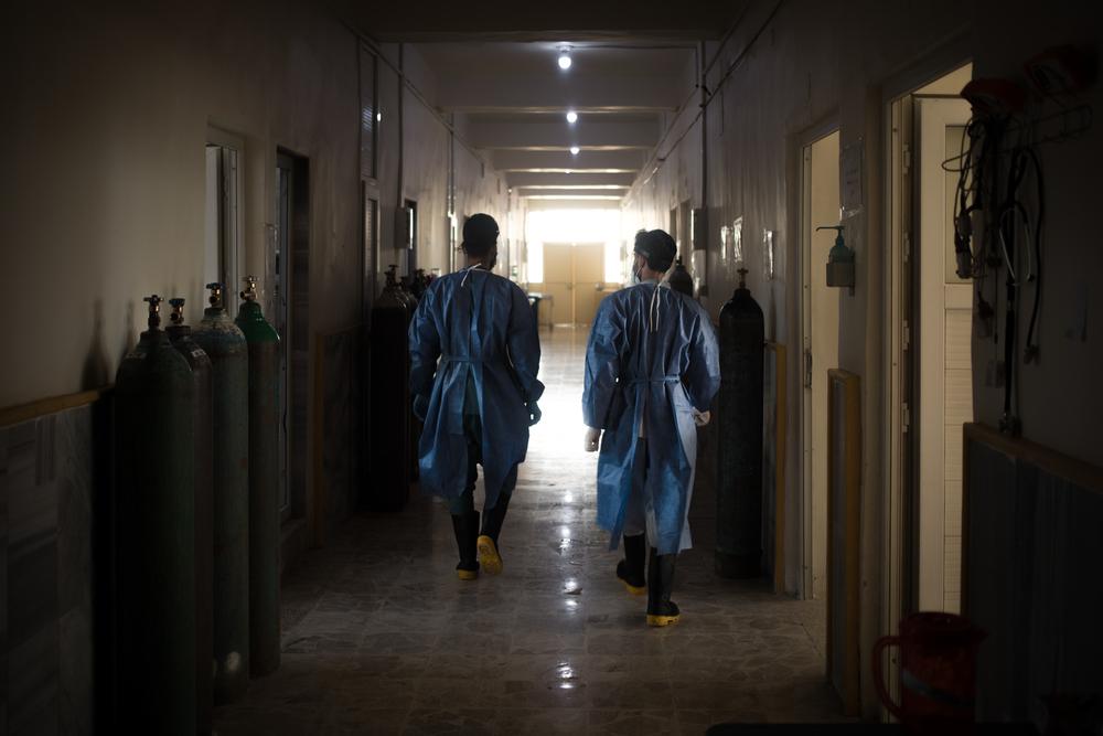 Dos enfermeros en el ala de COVID-19 del Hospital Nacional de Raqqa, en Siria. Dos enfermeros en el ala de COVID-19 del Hospital Nacional de Raqqa, en Siria.