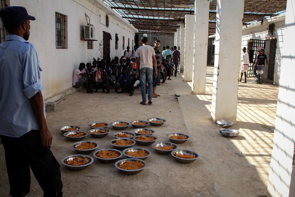Refugiados y migrantes detenidos en este centro libio tienen arroz o pasta para comer y para cenar. Refugiados y migrantes detenidos en este centro libio tienen arroz o pasta para comer y para cenar.