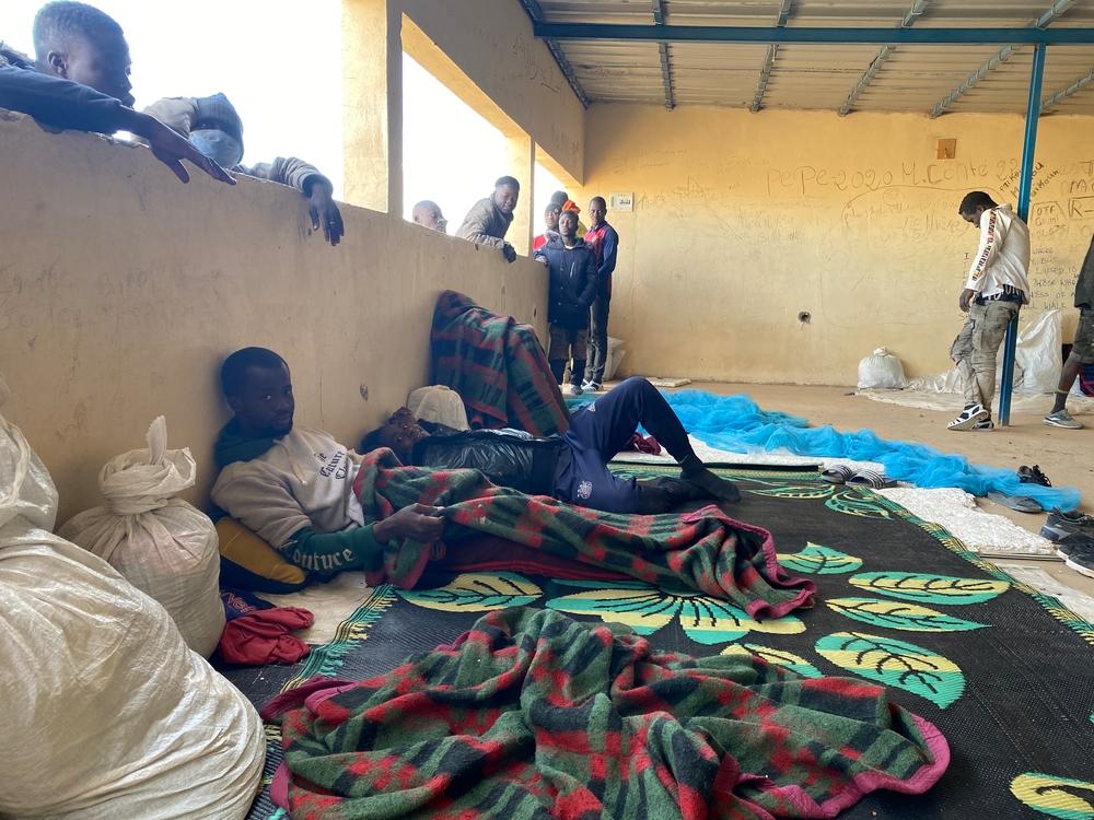 Jóvenes recién deportados desde Argelia pasan el rato en el recinto de recepción de Assamaka, donde gestionamos un centro de salud. Jóvenes recién deportados desde Argelia pasan el rato en el recinto de recepción de Assamaka, donde gestionamos un centro de salud.
