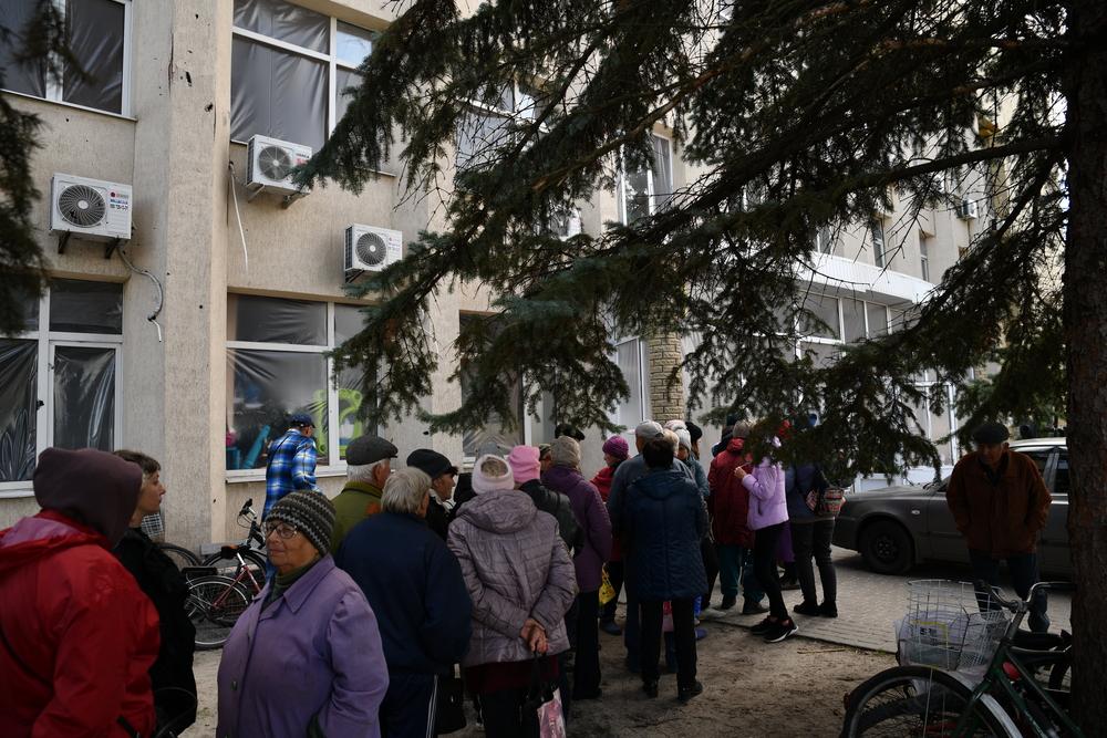 En Lyman, región de Donetsk, las personas hacen cola en el centro de la ciudad para que nuestros médicos les hagan una revisión médica.