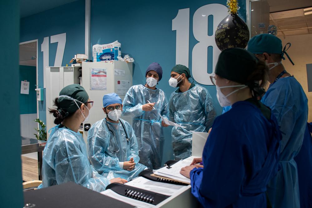 Médicos, enfermeras y fisioterapeutas intercambian información sobre los pacientes y discuten planes de tratamiento durante la reunión matinal diaria en el ala gestionada por MSF del centro de COVID-19 del hospital de Al-Kindi, en Bagdad. Médicos, enfermeras y fisioterapeutas intercambian información sobre los pacientes y discuten planes de tratamiento durante la reunión matinal diaria en el ala gestionada por MSF del centro de COVID-19 del hospital de Al-Kindi, en Bagdad.