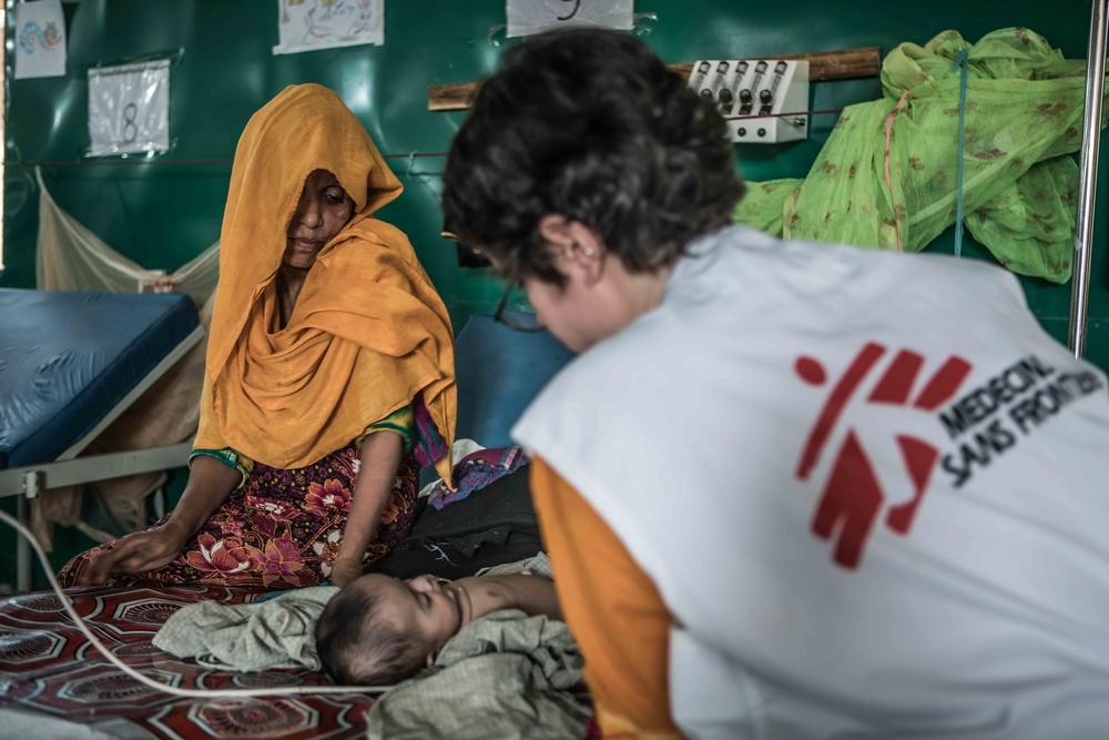 Ansar y su hijo de tres meses Salim Ullah en el hospital de MSF en Goyalmara.