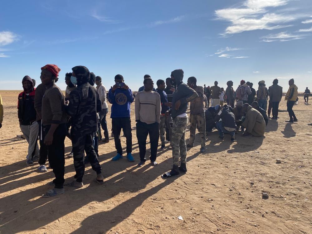 Jóenes hacen cola para comer en el recinto de recepción de Assamaka, tras haber sido deportados de Argelia. Jóenes hacen cola para comer en el recinto de recepción de Assamaka, tras haber sido deportados de Argelia.