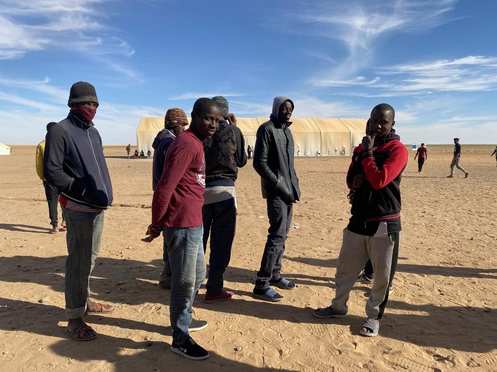 Un grupo de jóvenes hacen cola para comer en el recinto de recepción de Assamaka, tras haber sido deportados. Un grupo de jóvenes hacen cola para comer en el recinto de recepción de Assamaka, tras haber sido deportados.