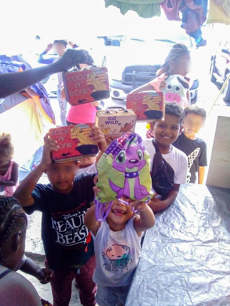 “Cuando llegan donaciones a la `Carpa amarilla´ hacemos kits de bienvenida con artículos de higiene personal y ropa. Me satisface poder ayudar, ver las sonrisas de las personas al recibir un regalo o ver la felicidad de los niños y niñas" 