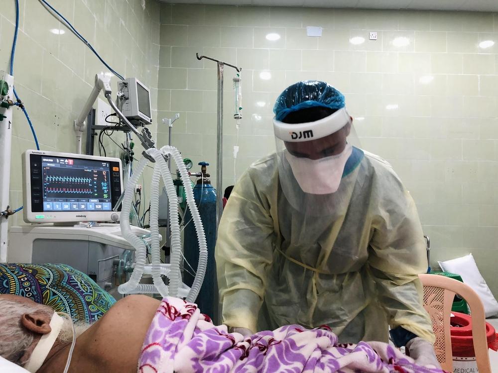 Personal médico en la unidad de cuidados intensivos para pacientes críticos de COVID-19 del hospital de Al-Gamhouria, en Adén, Yemen. Personal médico en la unidad de cuidados intensivos para pacientes críticos de COVID-19 del hospital de Al-Gamhouria, en Adén, Yemen.