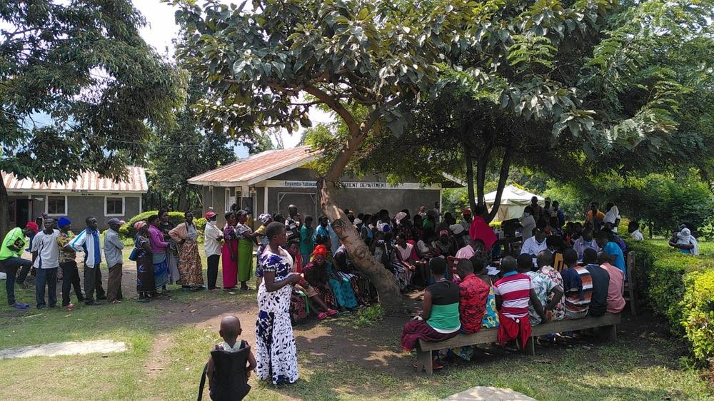 Cola en el puesto de vacunación contra la COVID-19 bajo un árbol en Bugoye. Cola en el puesto de vacunación contra la COVID-19 bajo un árbol en Bugoye.