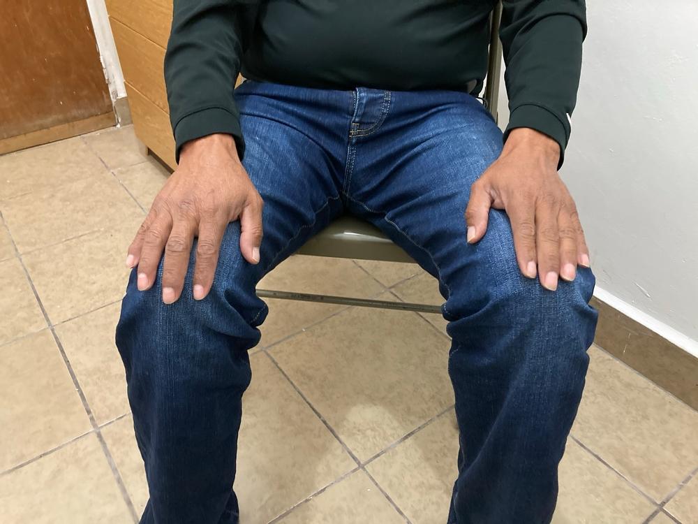 Guillermo, mexicano de 62 años, tuvo que abandonar su casa para buscar asilo en Estados Unidos tras recibir amenazas y extorsiones.
