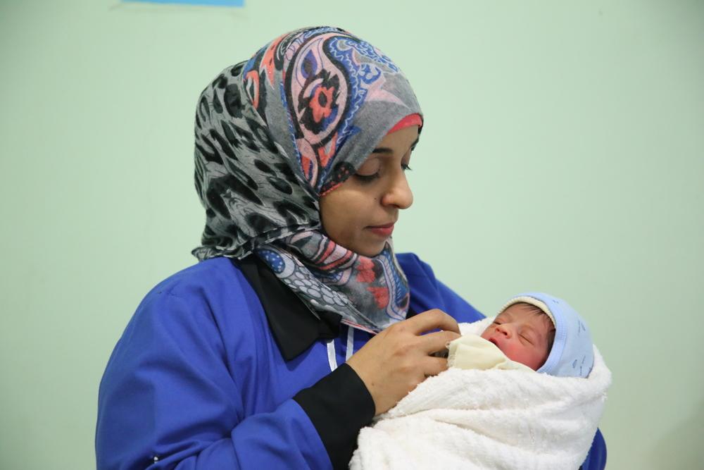 "Como comadrona, siempre siento el peso de la responsabilidad que tenemos. Siempre me siento responsable de dos vidas al mismo tiempo, la de la madre y la de su hijo" dice Amal, comadrona en la maternidad de Taiz Houban. "Como comadrona, siempre siento el peso de la responsabilidad que tenemos. Siempre me siento responsable de dos vidas al mismo tiempo, la de la madre y la de su hijo" dice Amal, comadrona en la maternidad de Taiz Houban.