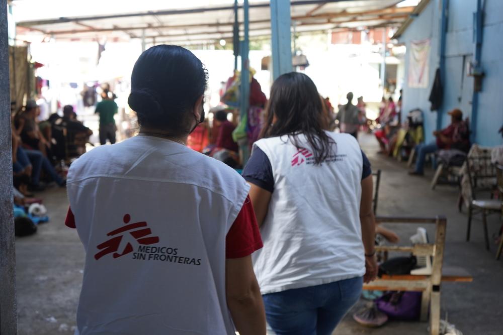 En Nuevo Laredo, un equipo móvil ha estado brindando asistencia humanitaria a la población haitiana y centroamericana, así como a desplazados internos que huyen de la violencia en diferentes partes de México. En Nuevo Laredo, un equipo móvil ha estado brindando asistencia humanitaria a la población haitiana y centroamericana, así como a desplazados internos que huyen de la violencia en diferentes partes de México.