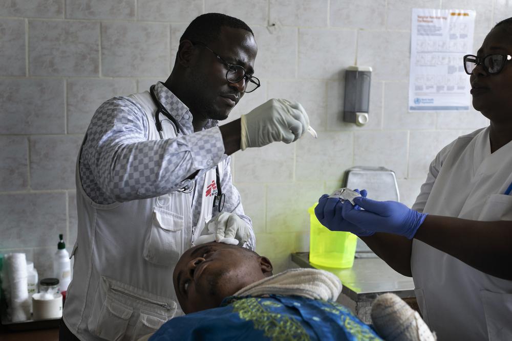 El doctor Fonyuy está dando cuidados a Felix, un joven paciente que fue atacado y mutilado por sus atacantes: le cortaron la mano izquierda con un cuchillo. Hospital de Bamenda, noroeste de Camerún, marzo de 2020.