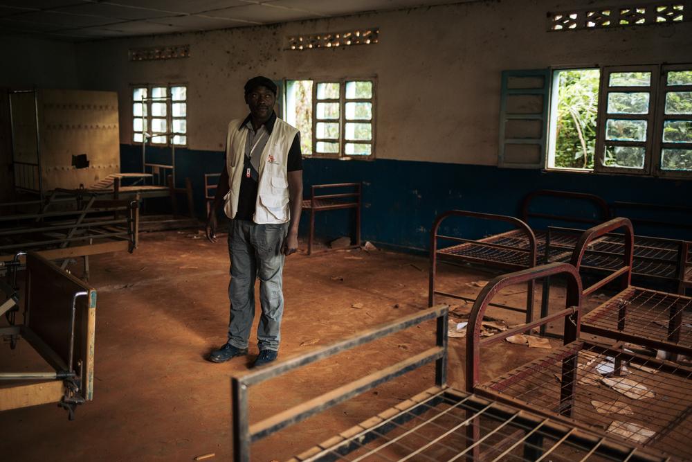 El dr. Eddy Kambale, supervisor de la clínica móvil de MSF, visita una sala del hospital general de Lita que fue atacada y saqueada por hombres armados. Territorio de Djugu, provincia de Ituri, 12 de noviembre de 2019. El dr. Eddy Kambale, supervisor de la clínica móvil de MSF, visita una sala del hospital general de Lita que fue atacada y saqueada por hombres armados. Territorio de Djugu, provincia de Ituri, 12 de noviembre de 2019.