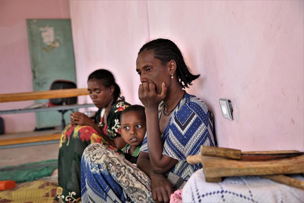 Wagiha, de Humera, sentada con sus hijos en la escuela preparatoria de Abi Adi, una ciudad del Tigray central. 