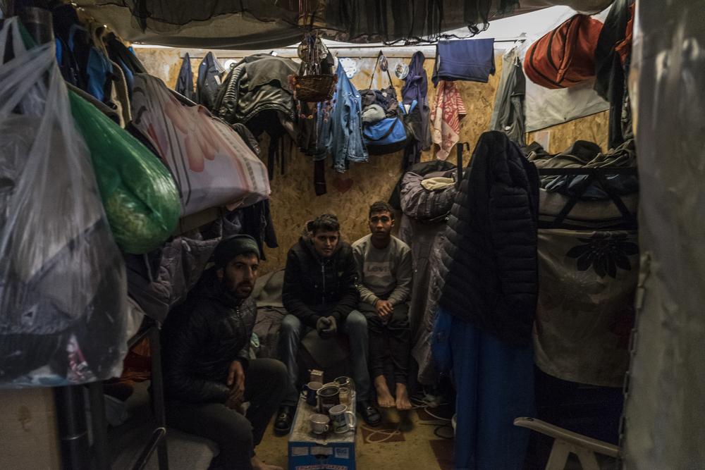 Los solicitantes de asilo que son hombres y solteros en el campo de Vial, en la isla griega de Quíos están hacinados en contenedores con personas desconocidas. Los solicitantes de asilo que son hombres y solteros en el campo de Vial, en la isla griega de Quíos están hacinados en contenedores con personas desconocidas.